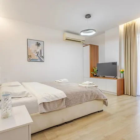 Bella * Tirana