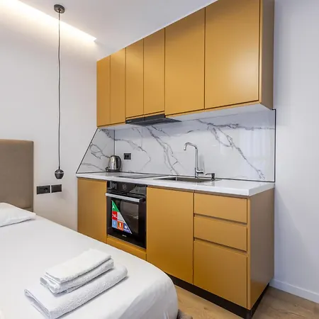 Bella * Tirana